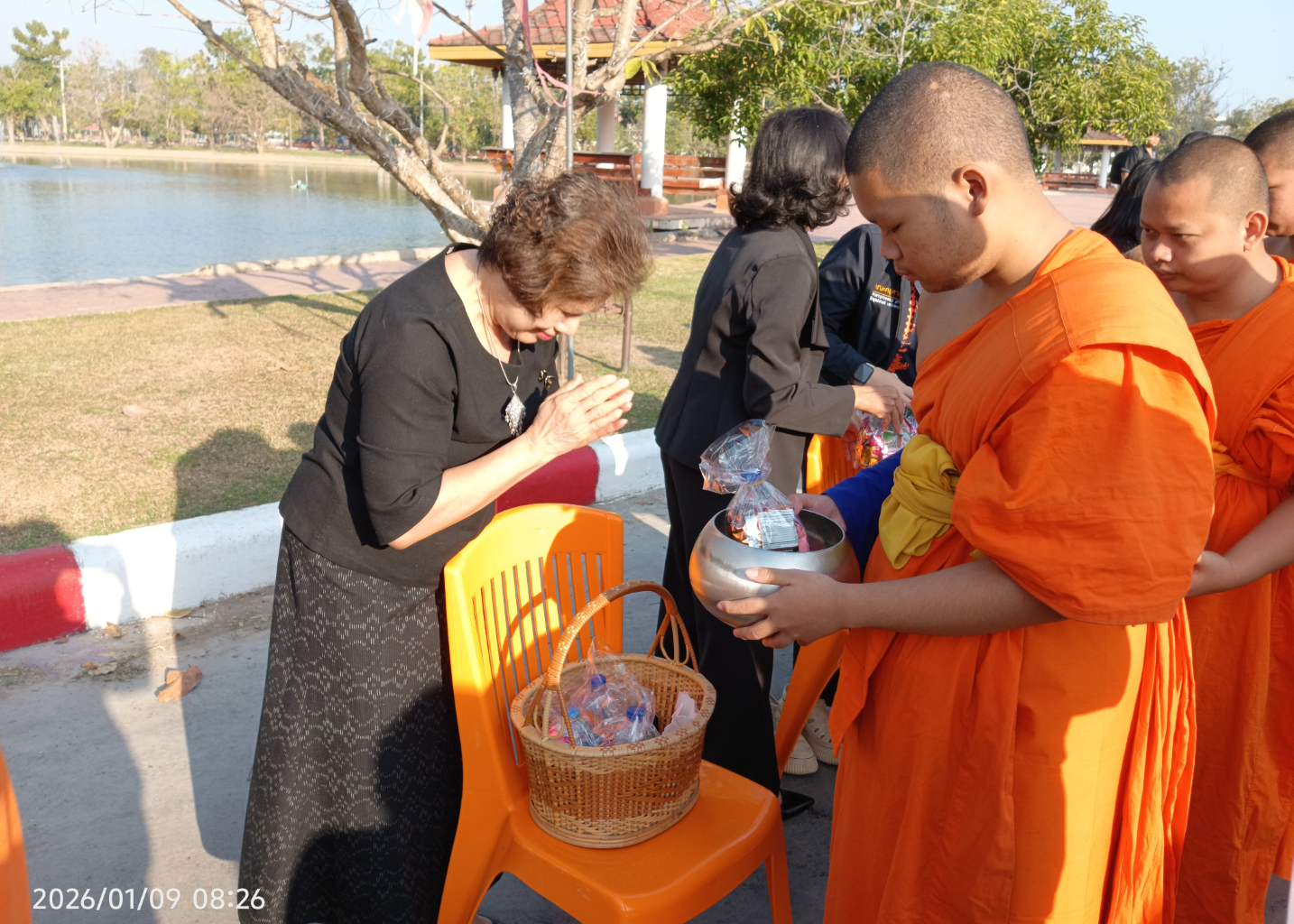 7. ตักบาตรข้าวสารอาหารแห้ง ทำบุญปีใหม่ 2569